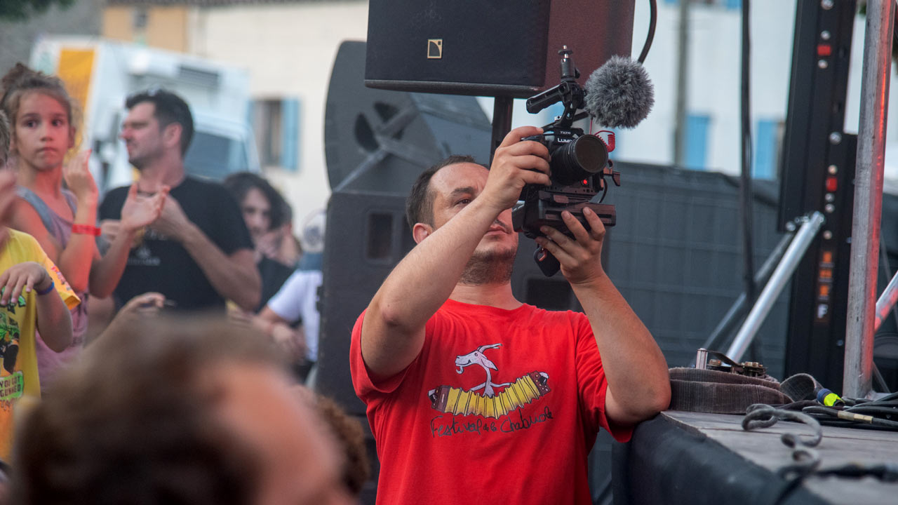 Captation vidéo sur festival, concert et événement en Drôme Ardèche Thibaud d'Unikom Design pendant la captation vidéo au festival de la Chabriole